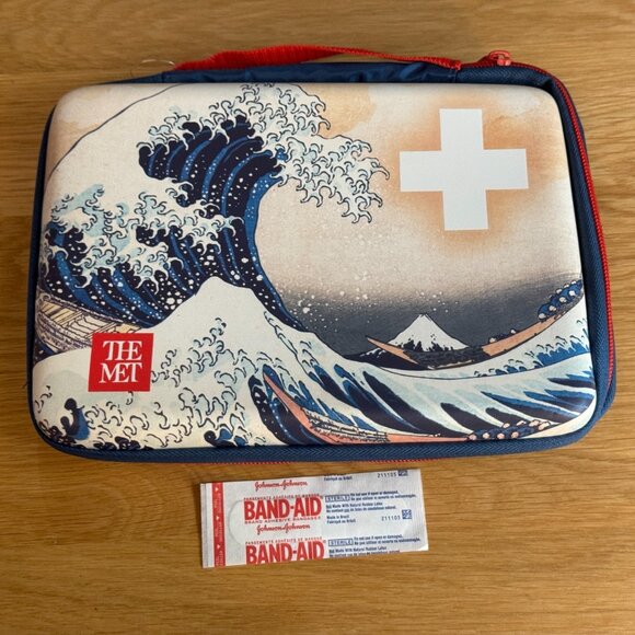 BAND-AID x THE MET Travel Case, Under the Wave Off Kanagawa - Picture 16 of 16